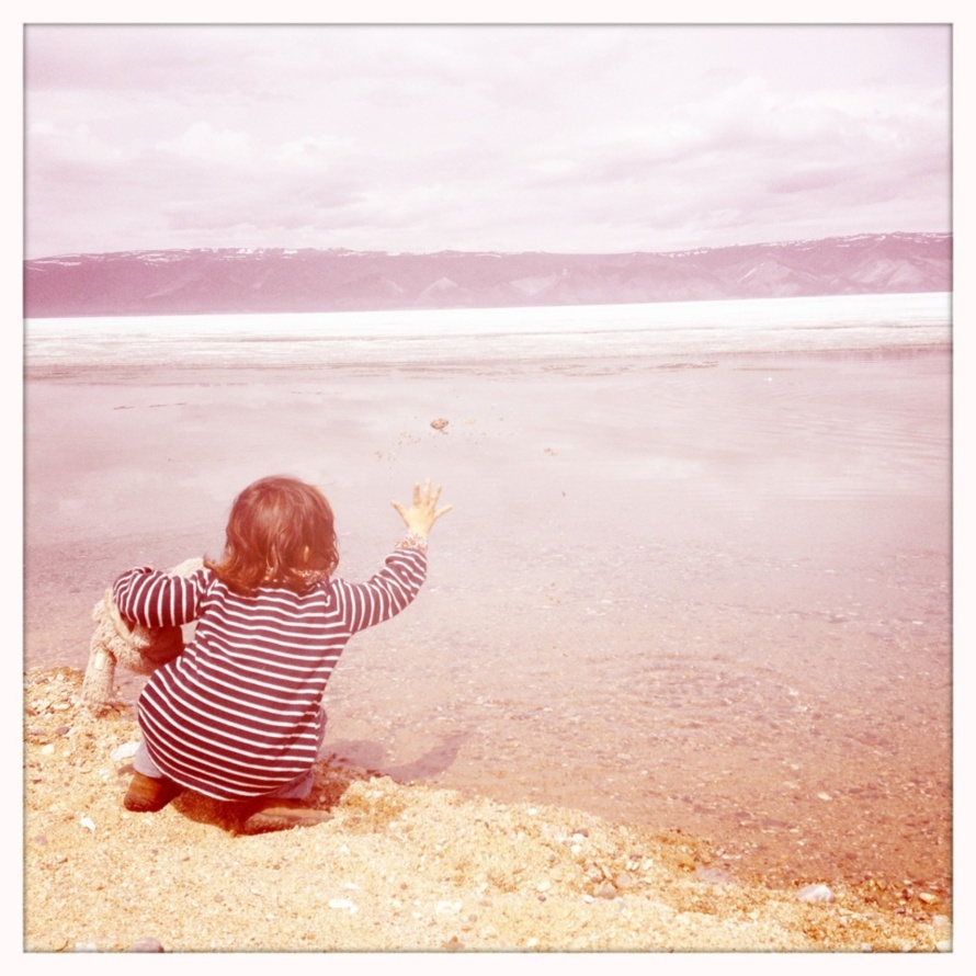 Moi, le lac Baikal et les ricochets Moi, le lac Baikal et les ricochets