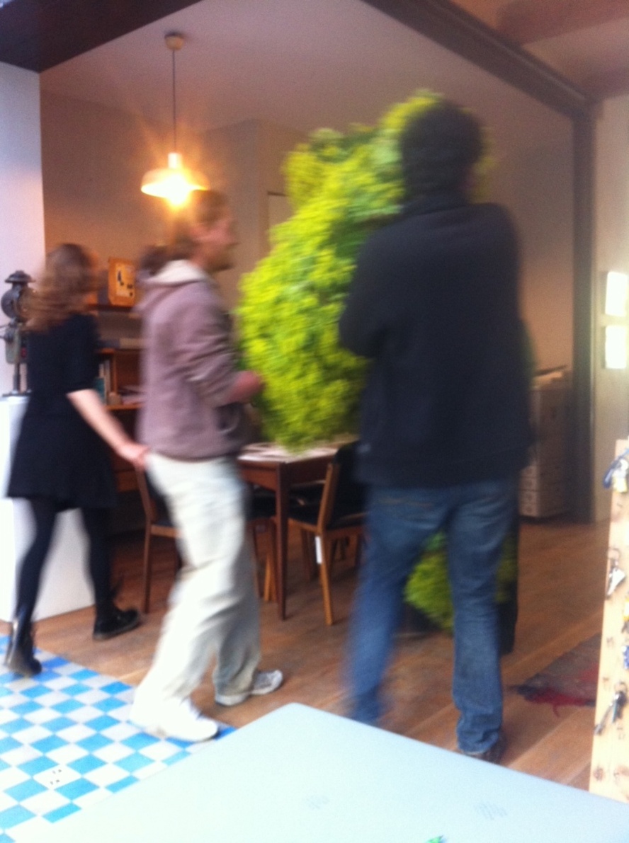 Des nouvelles de la maison. Des nouvelles de la maison.