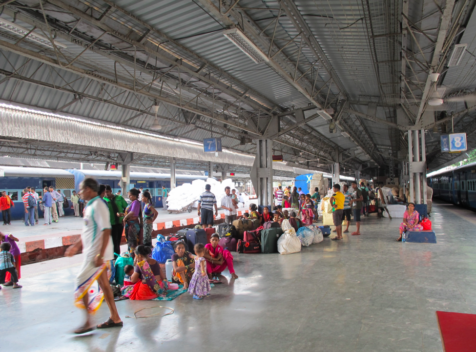 Le train, l'automobile du pauvre. Le train, l'automobile du pauvre.