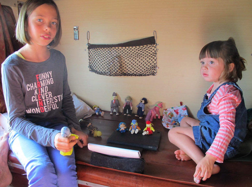 Le train, l'automobile du pauvre. Le train, l'automobile du pauvre.