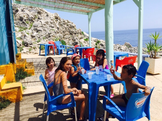 Sous les oliviers ... La mer  Sous les oliviers ... La mer