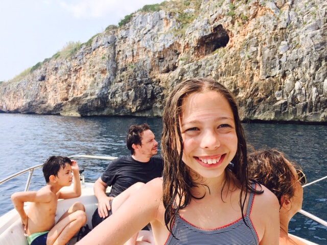 Sous les oliviers ... La mer  Sous les oliviers ... La mer